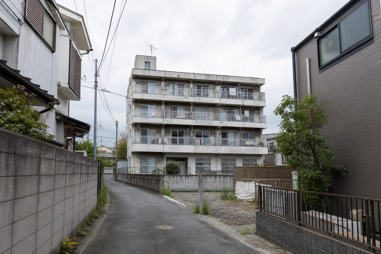 足立区・路地奥の一棟アパート